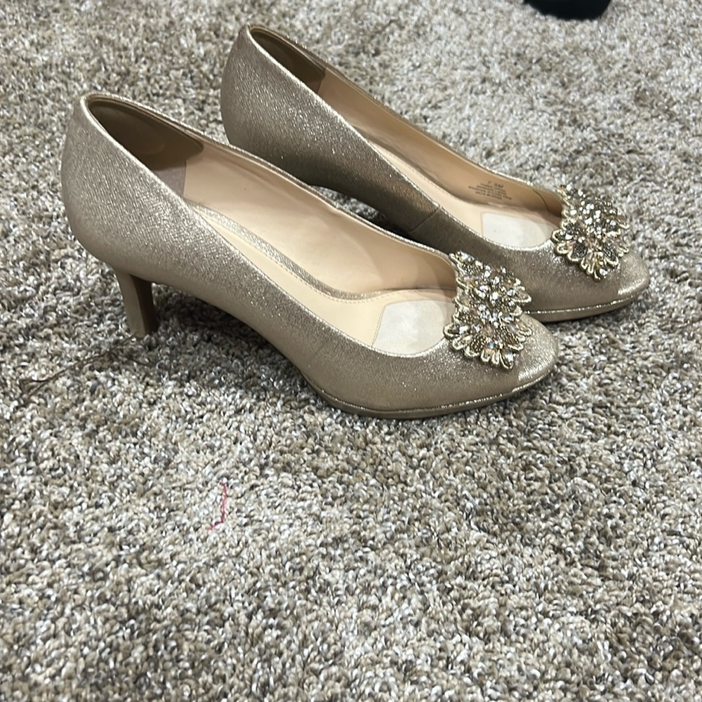 Like New Soft Gold Glitter ALEX MARIE Peep Toe Brocknertwo Heels